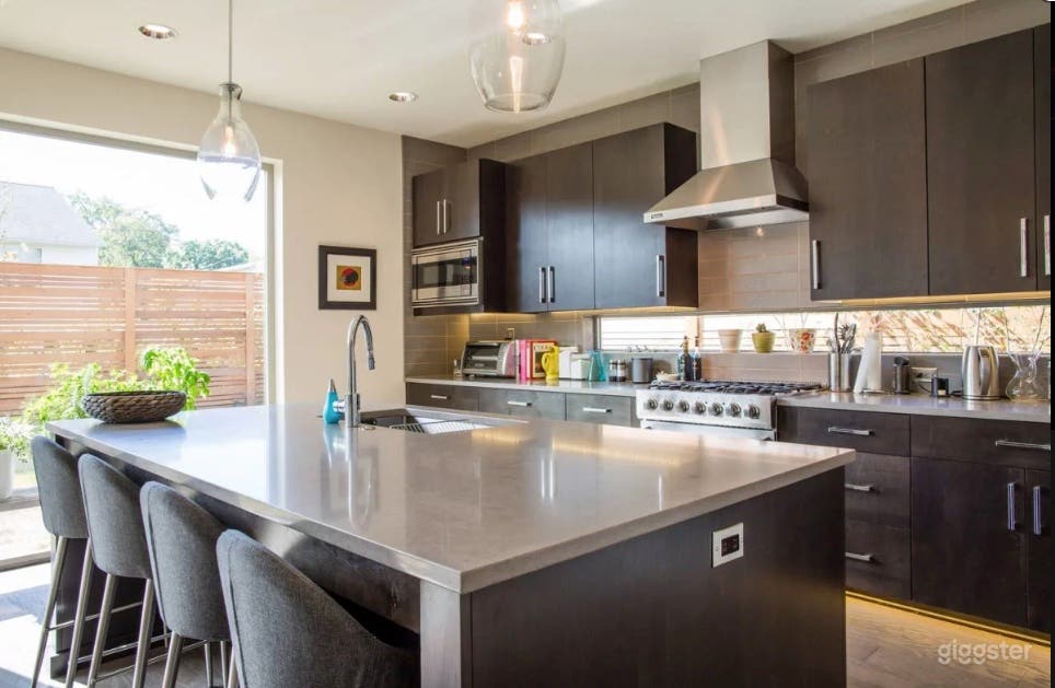 Modern &amp; Light Home with Unique Spaces Photo 4