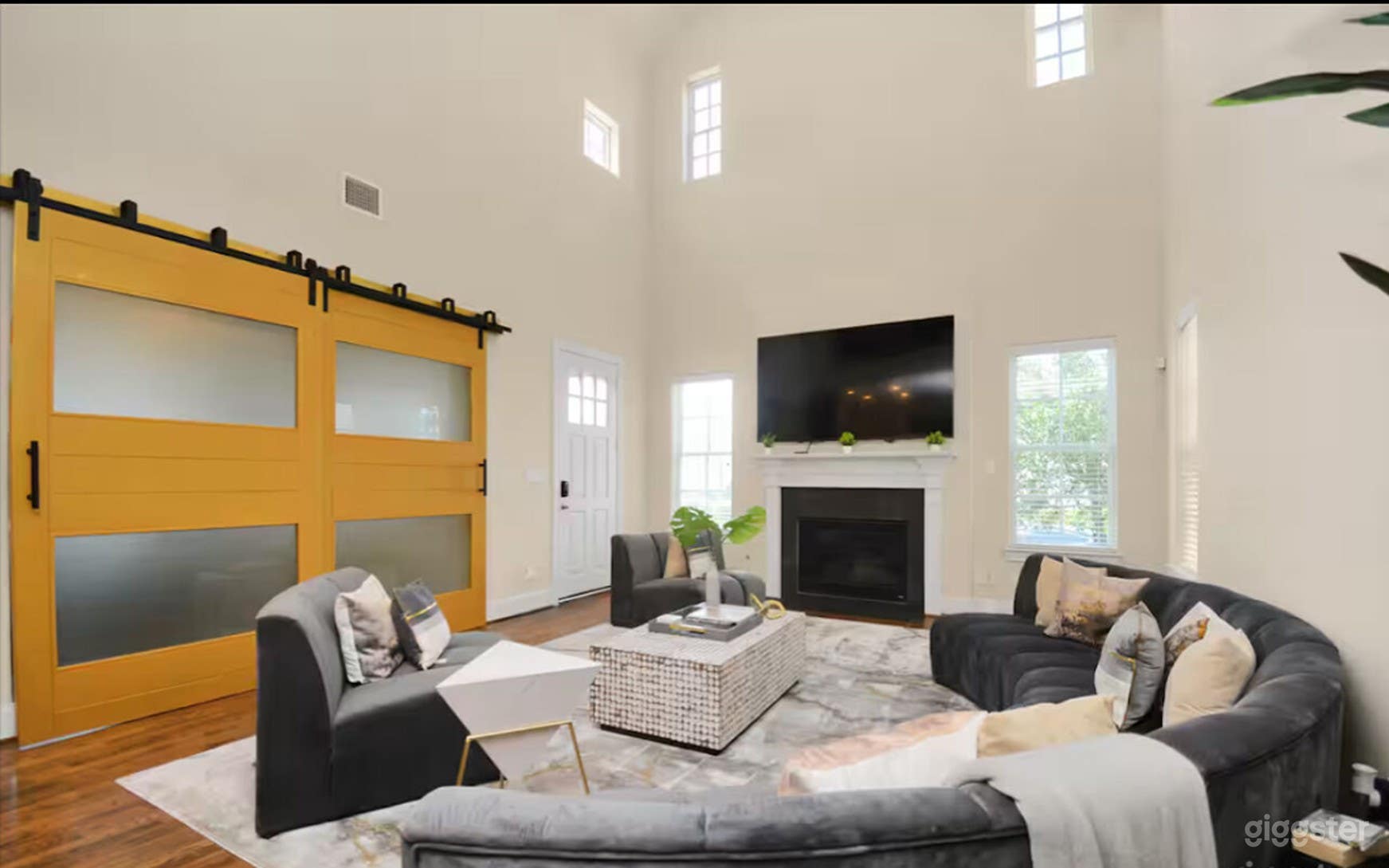 Intimate Social &amp; Networking Space — Small Group Mixer, Meet Photo 3