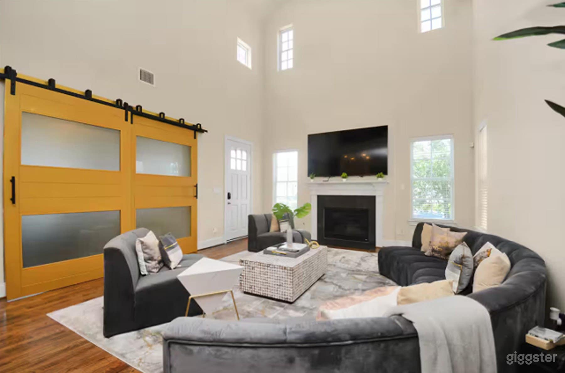 Intimate Social &amp; Networking Space — Small Group Mixer, Meet Photo 2