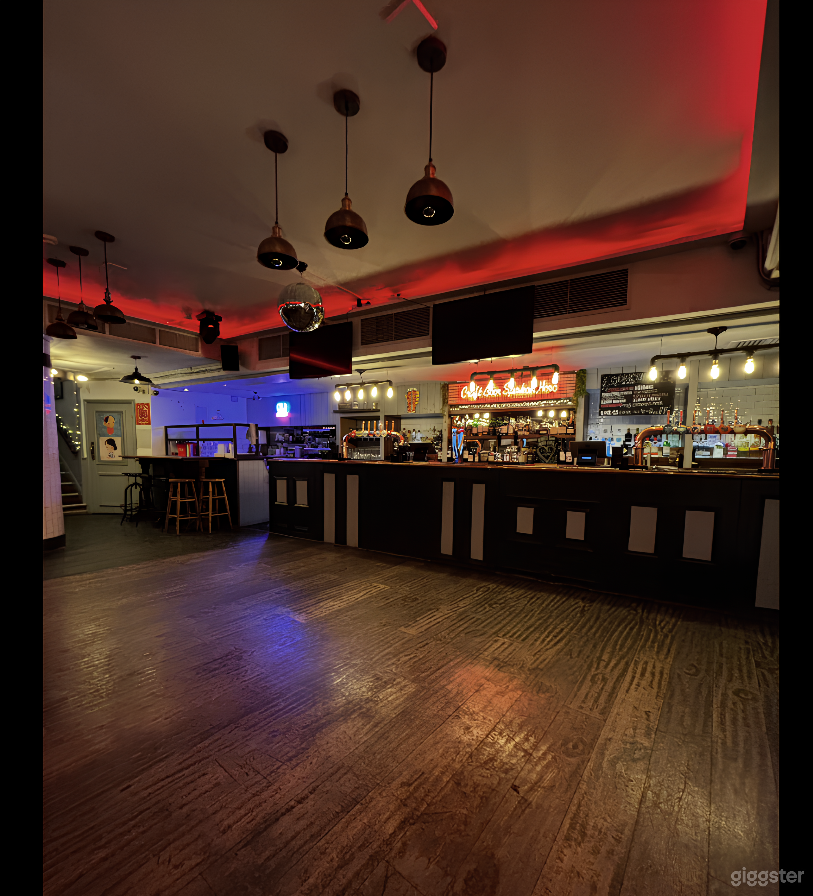 Pub for Intimate Gatherings and Lively Crowds Photo 3