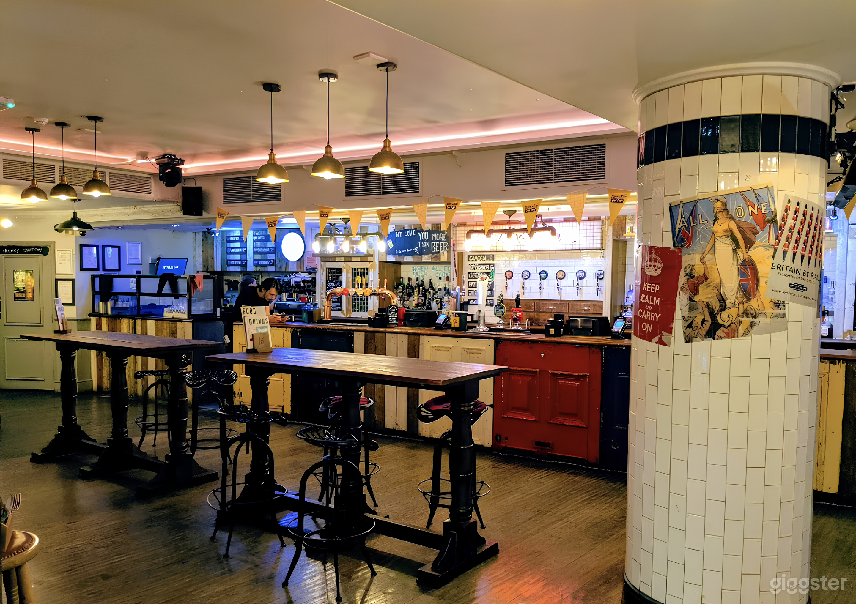 Pub for Intimate Gatherings and Lively Crowds Photo 2