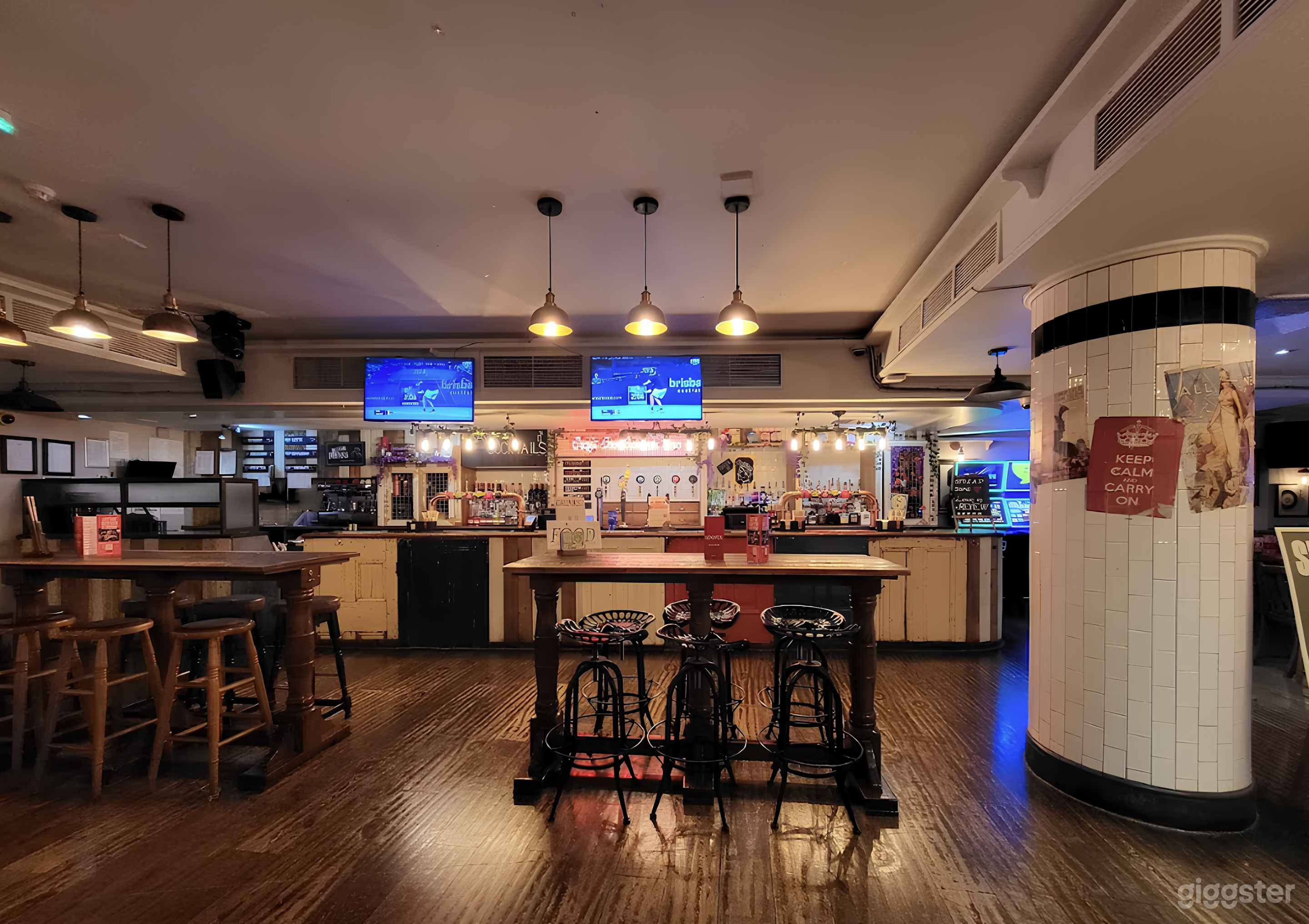 Pub for Intimate Gatherings and Lively Crowds Photo 1