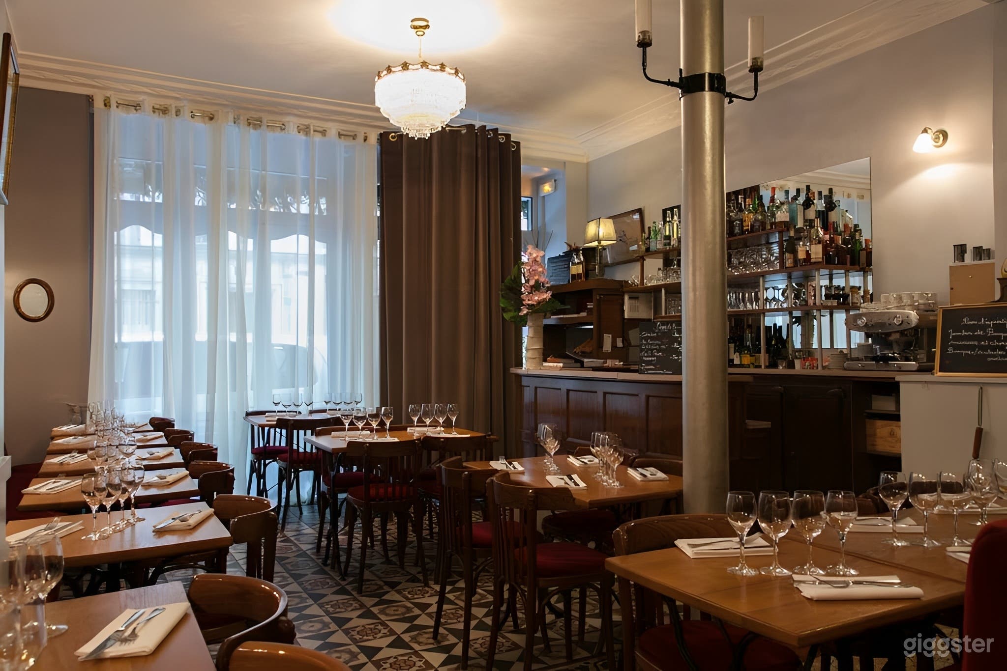 Photo de Charmant bistro parisien au décor vintage 2