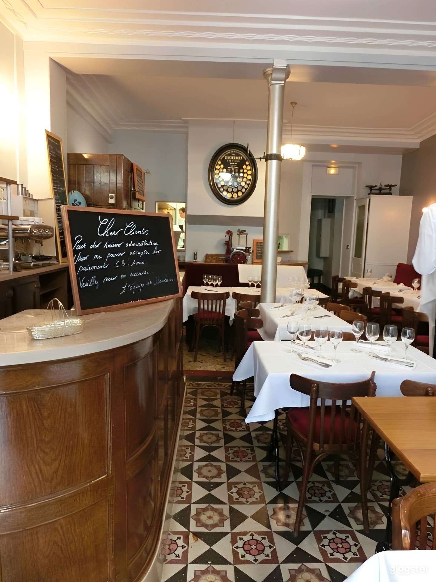 Photo de Charmant bistro parisien au décor vintage 3