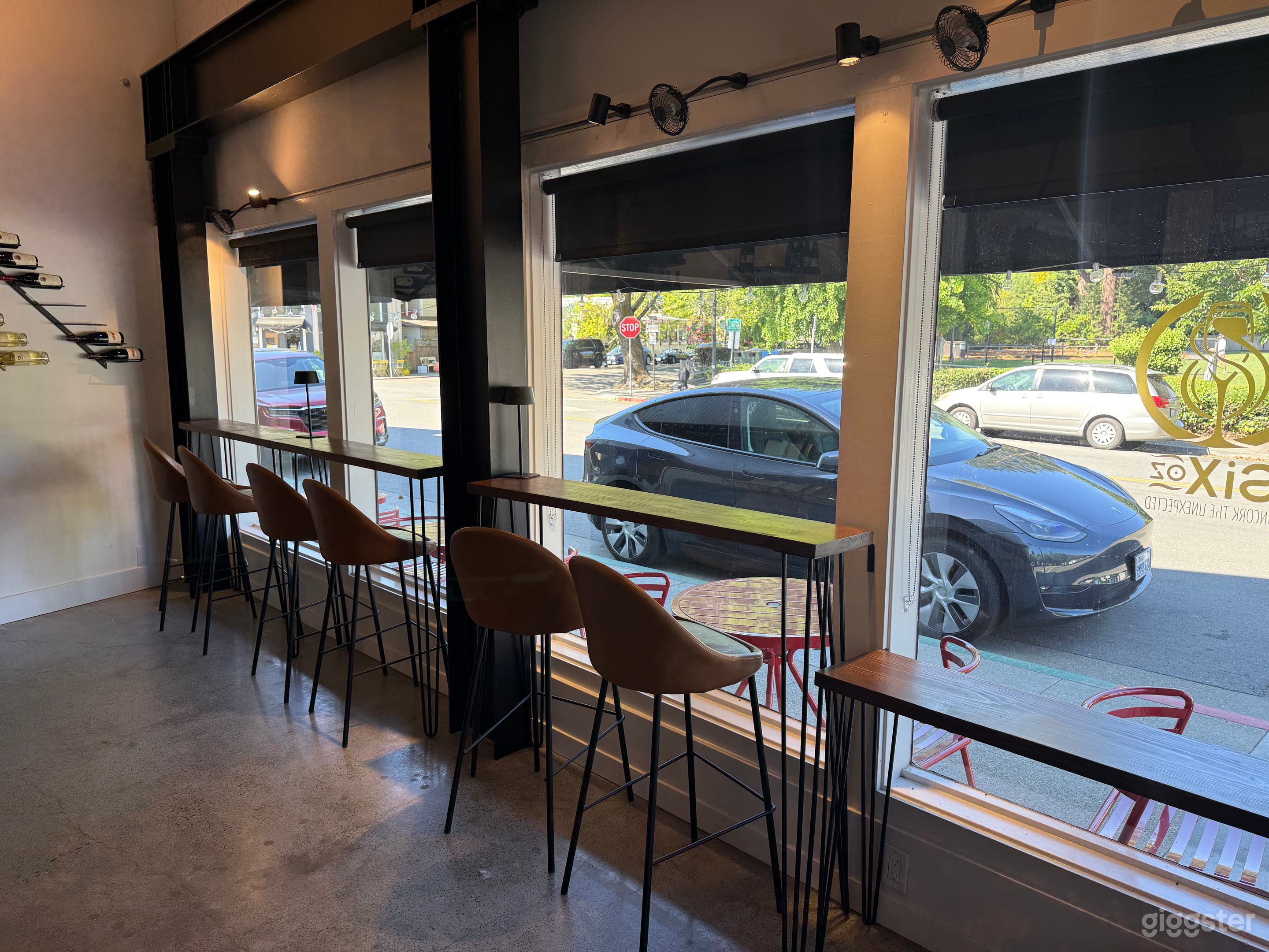 Contemporary Quaint Wine Bar Photo 3