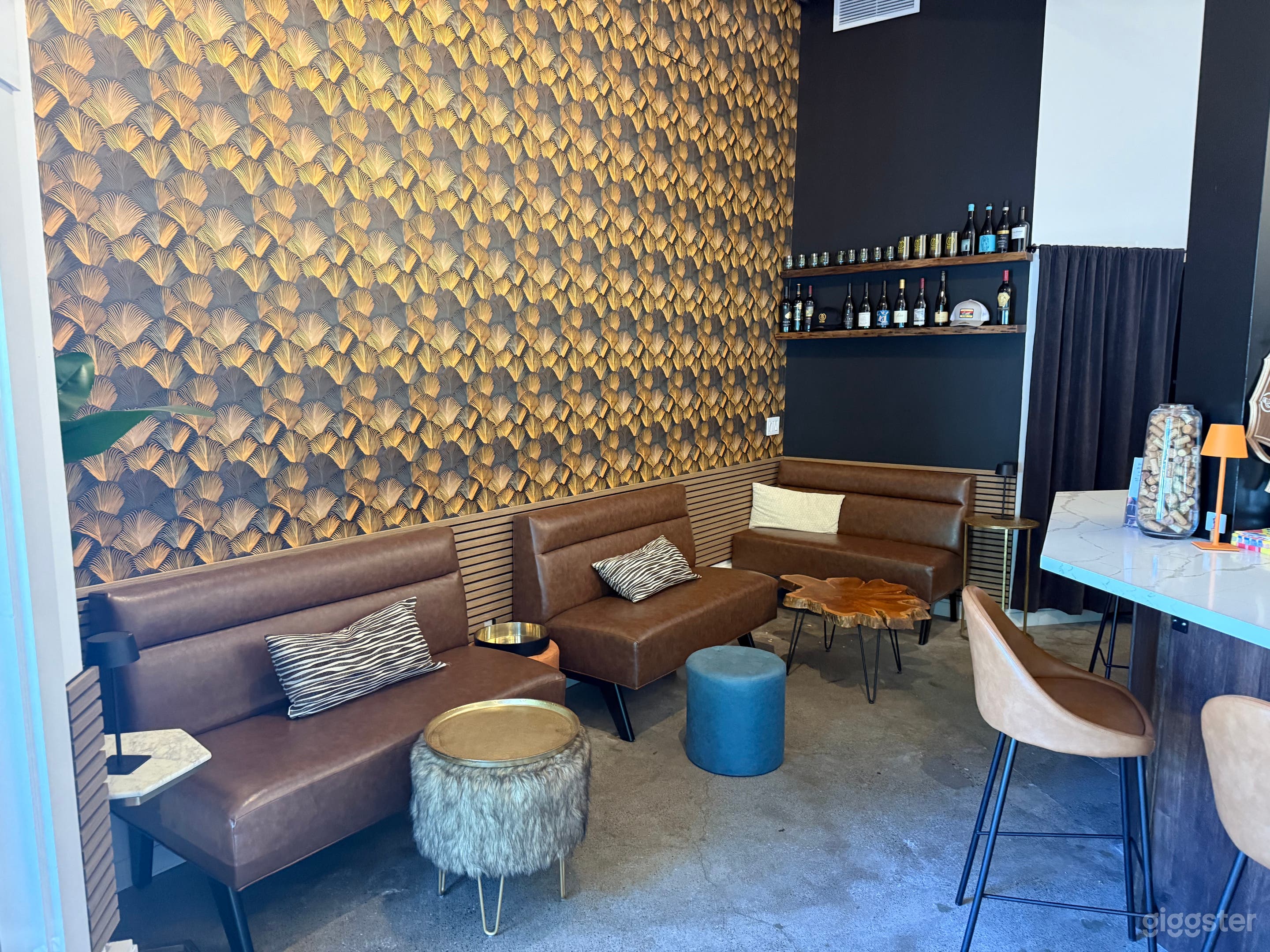 Contemporary Quaint Wine Bar Photo 1