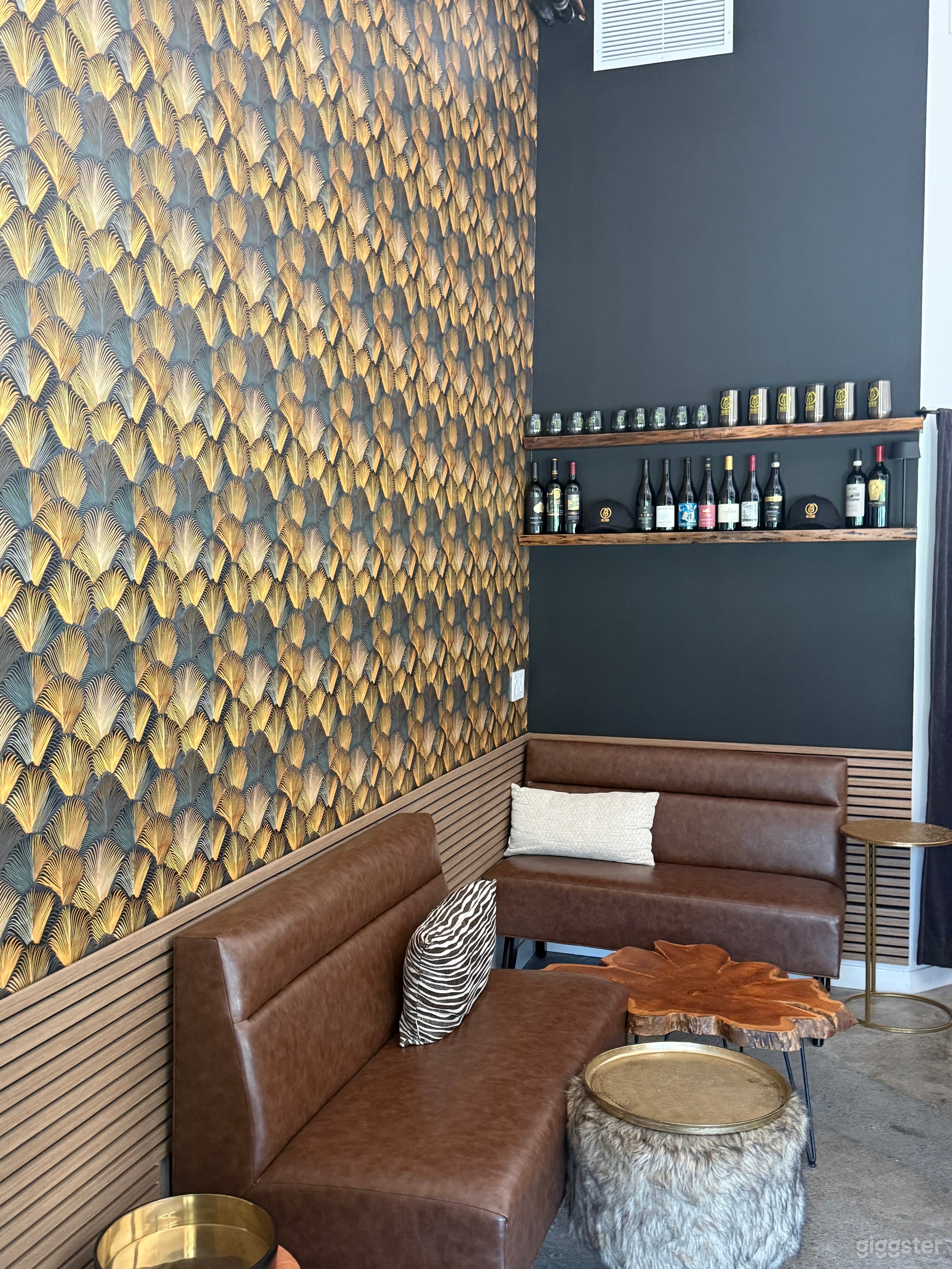 Contemporary Quaint Wine Bar Photo 2