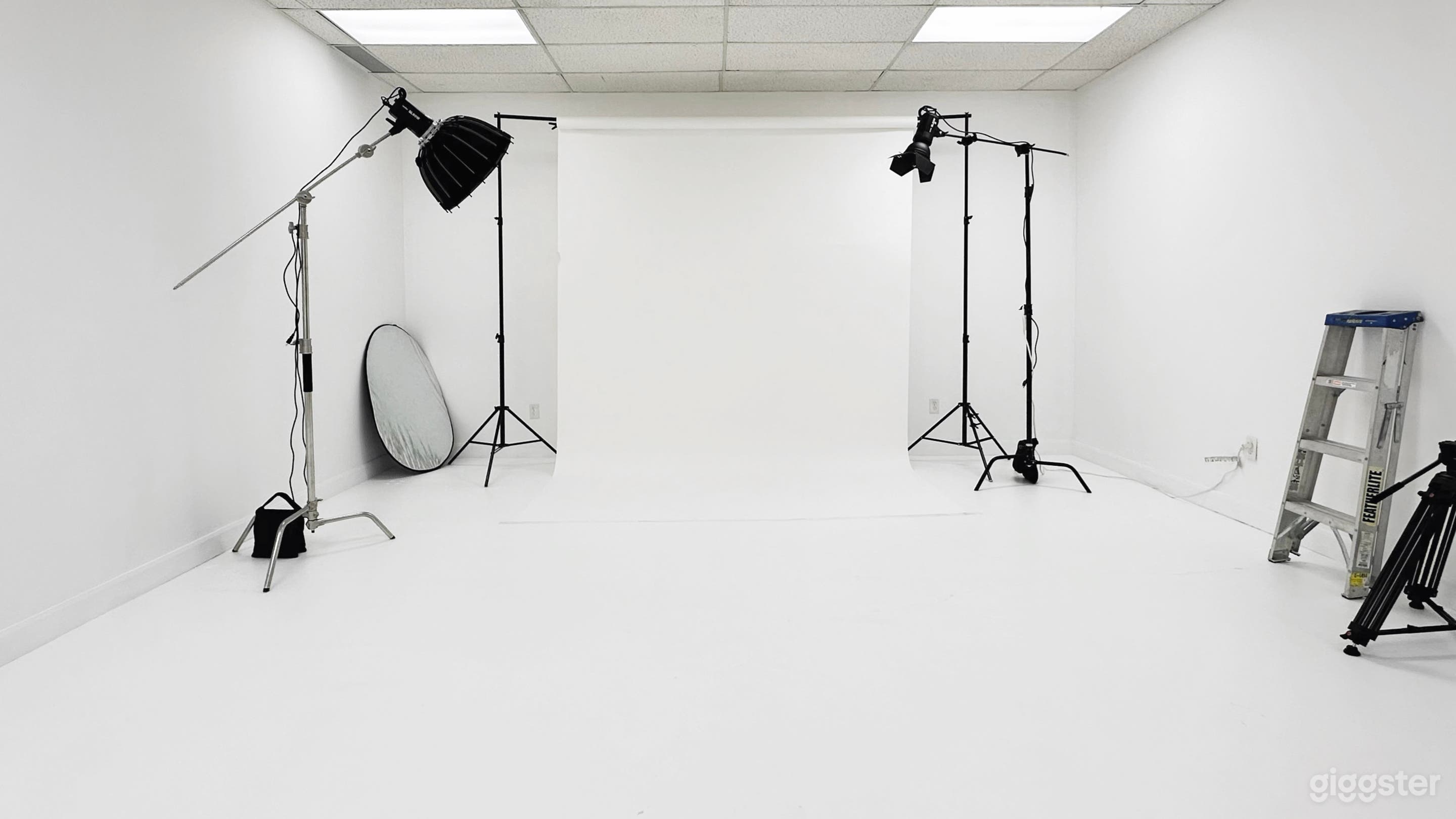 White and Green screen Backdrop options in a spacious shooting area.