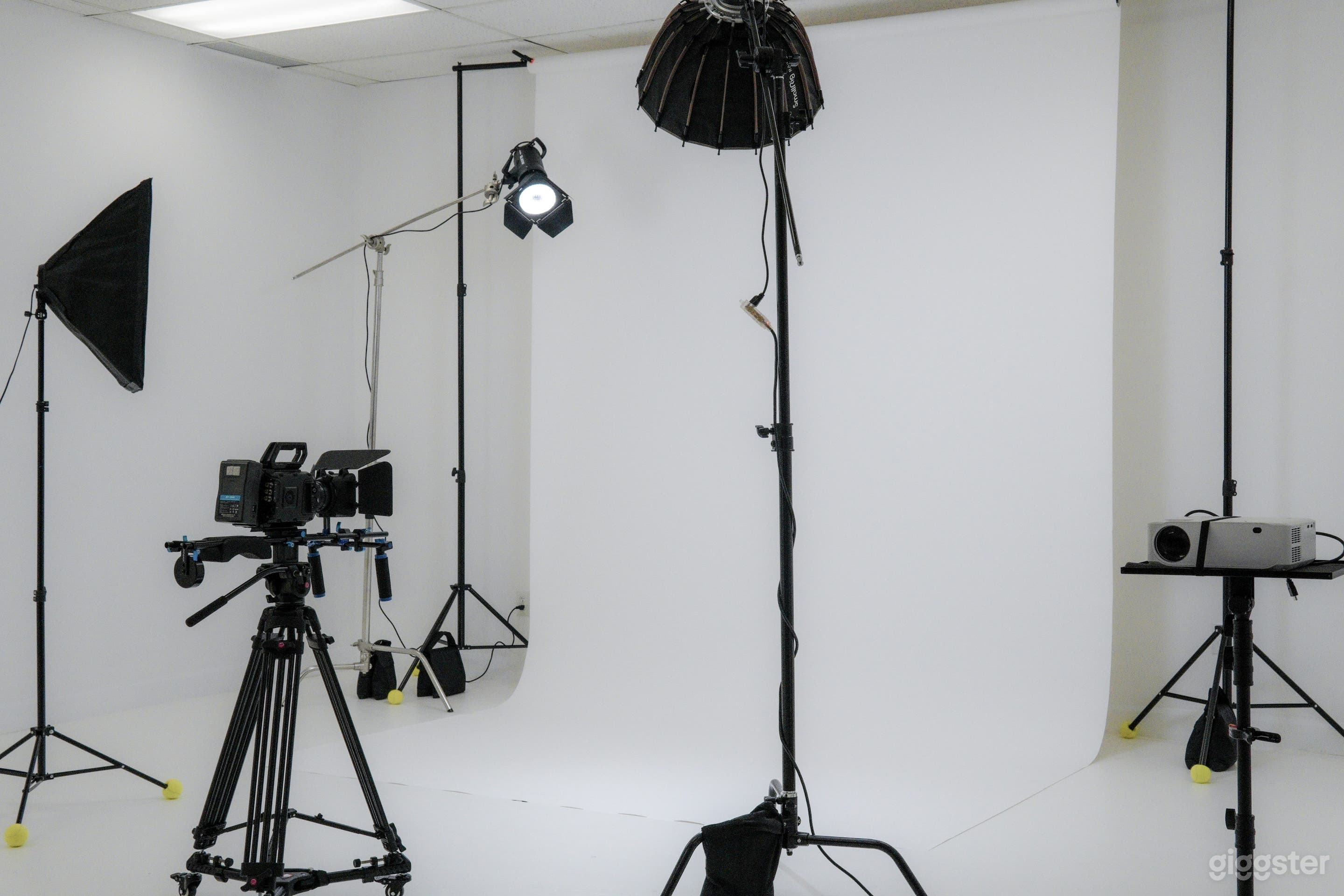 3-point lighting, white backdrop, projector and camera (limited access).