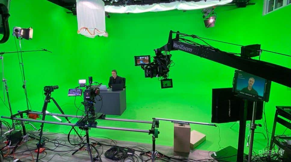 3-WALL GREEN CYC STUDIO in Brooklyn Photo 2