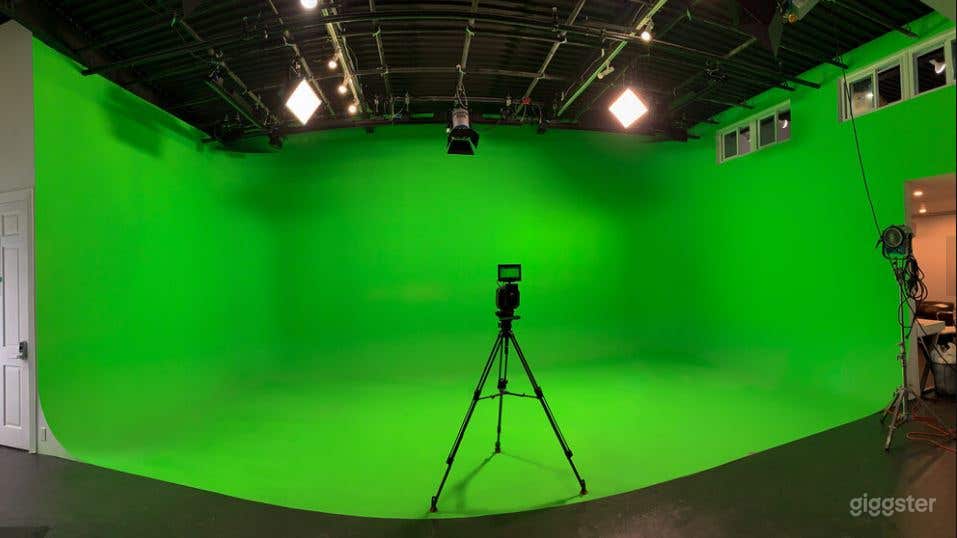 3-WALL GREEN CYC STUDIO in Brooklyn Photo 1