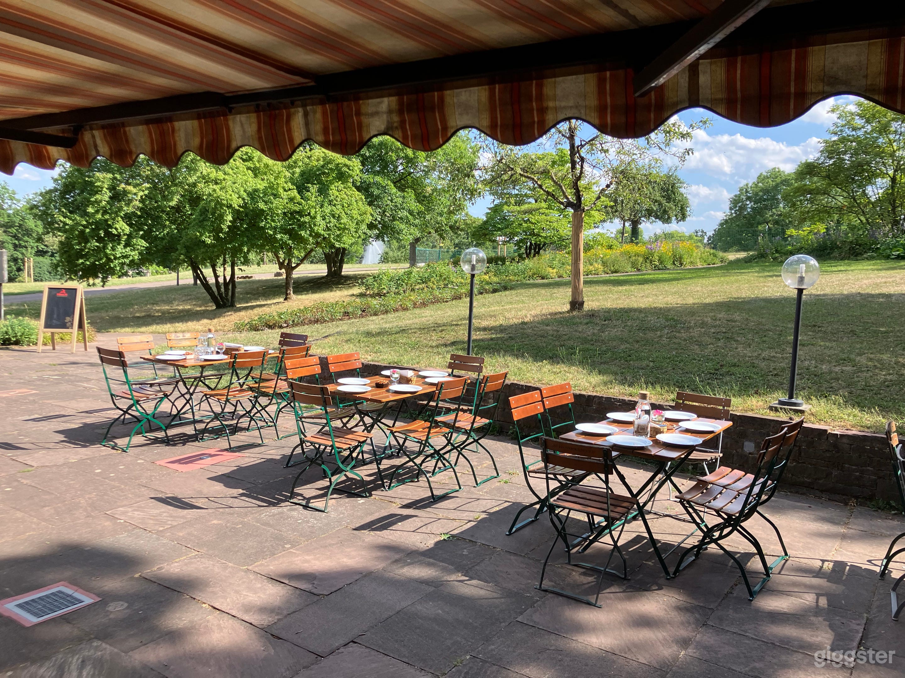 Cozy Green Park Wine Bistro with Garden Terrace Photo 4