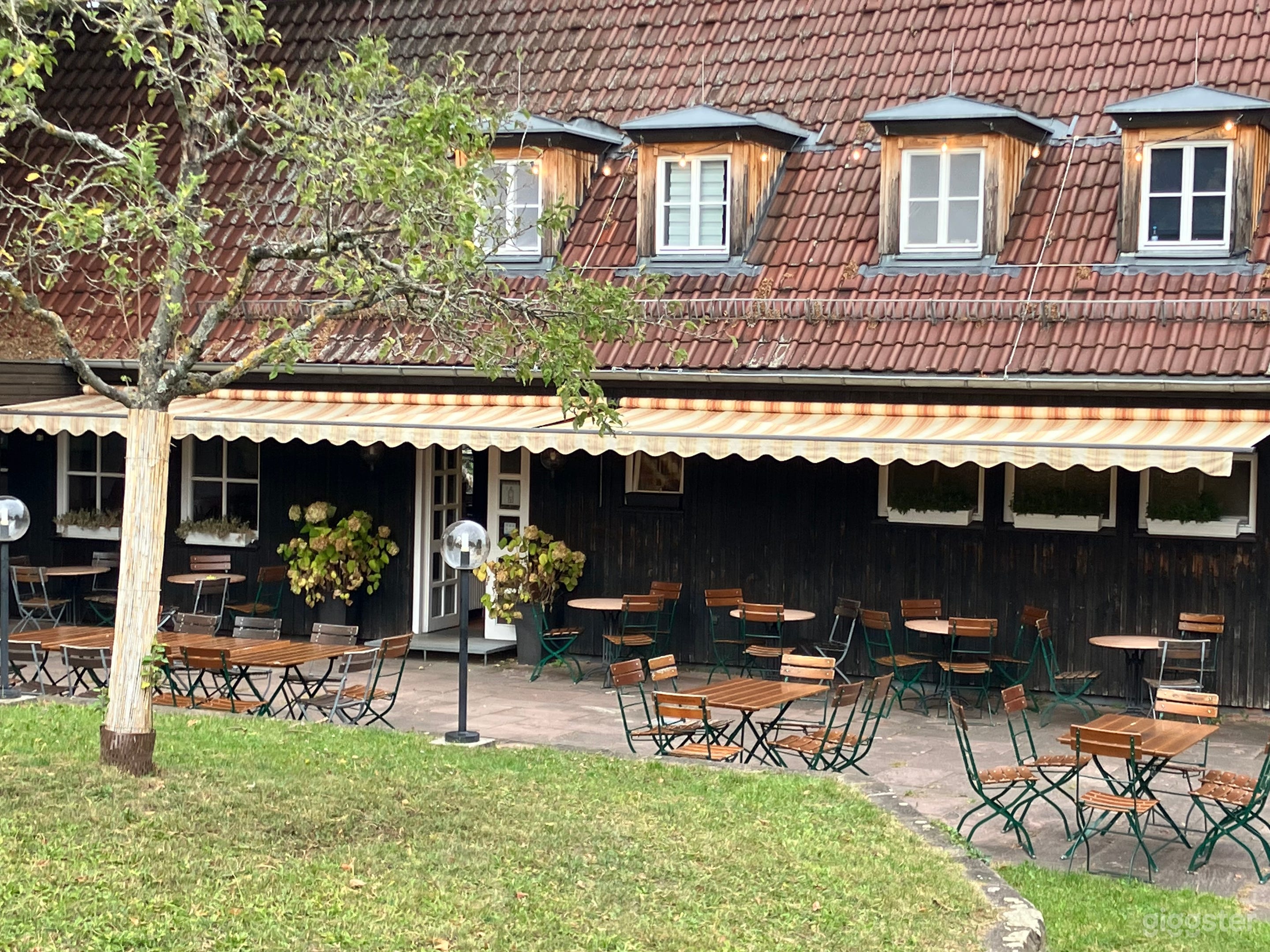 Cozy Green Park Wine Bistro with Garden Terrace Photo 3