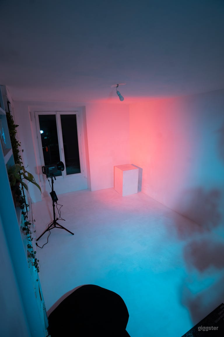  Studio has the opportunity to offer RGB options with the Amaran 300C and gelatine and the Apunture 600D 