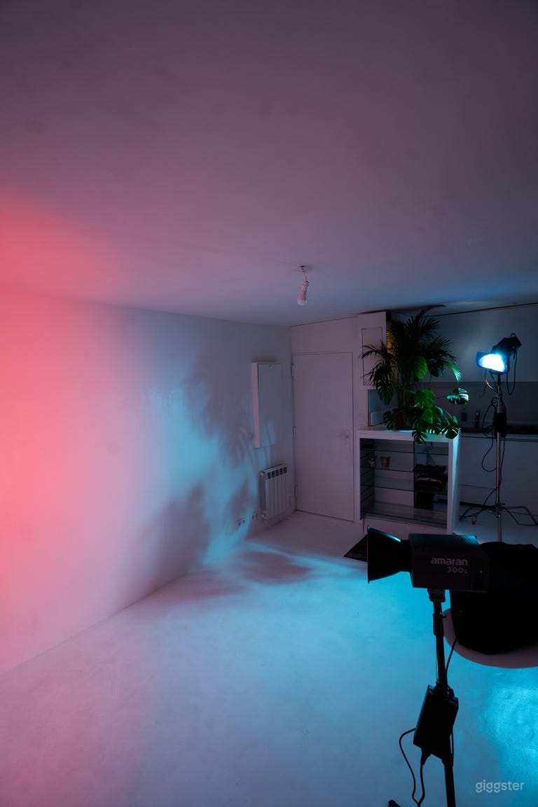  Studio has the opportunity to offer RGB options with the Amaran 300C and gelatine and the Apunture 600D 