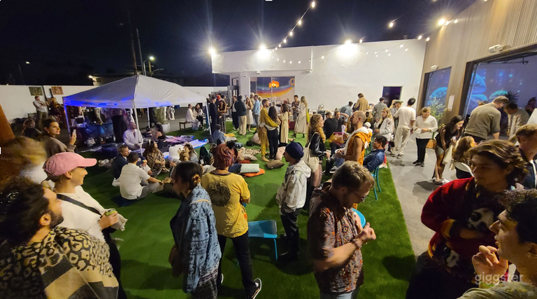  Vendor fairs and community gatherings 