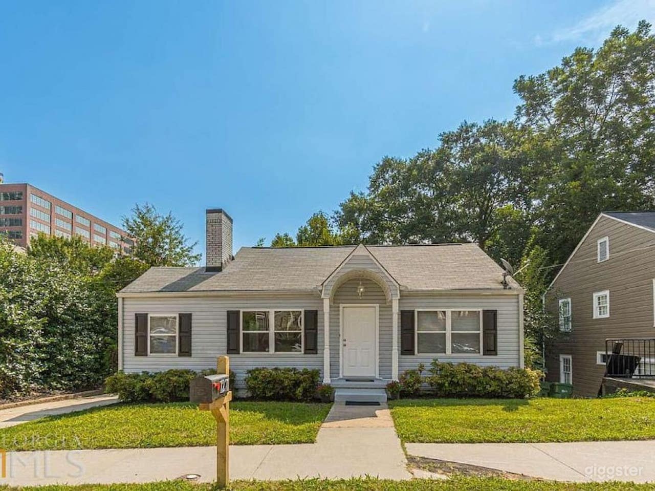 Gorgeous 2BR Home with Large Backyard Photo 1