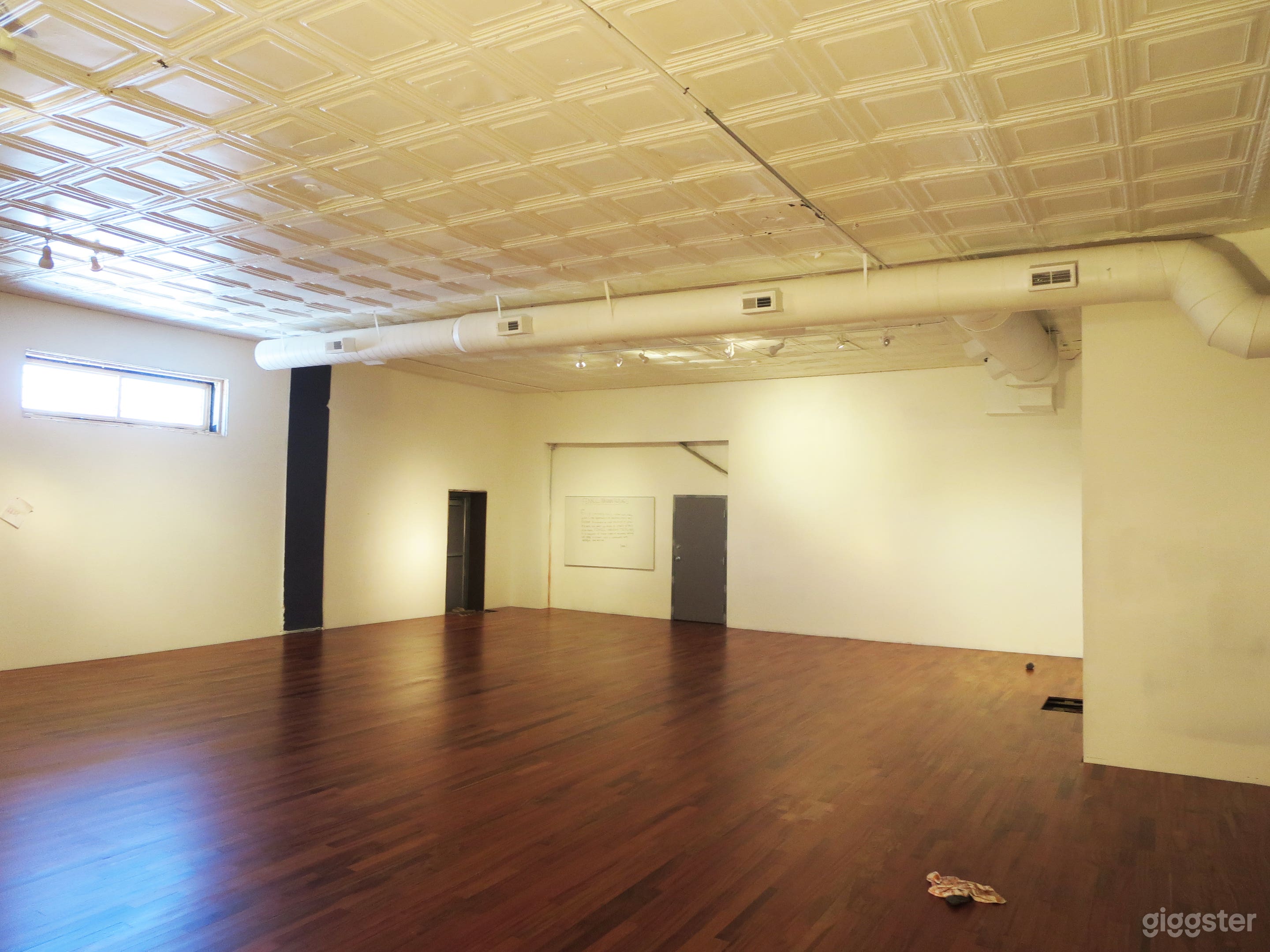 Spacious Open Studio and Foyer - Detroit Photo 4