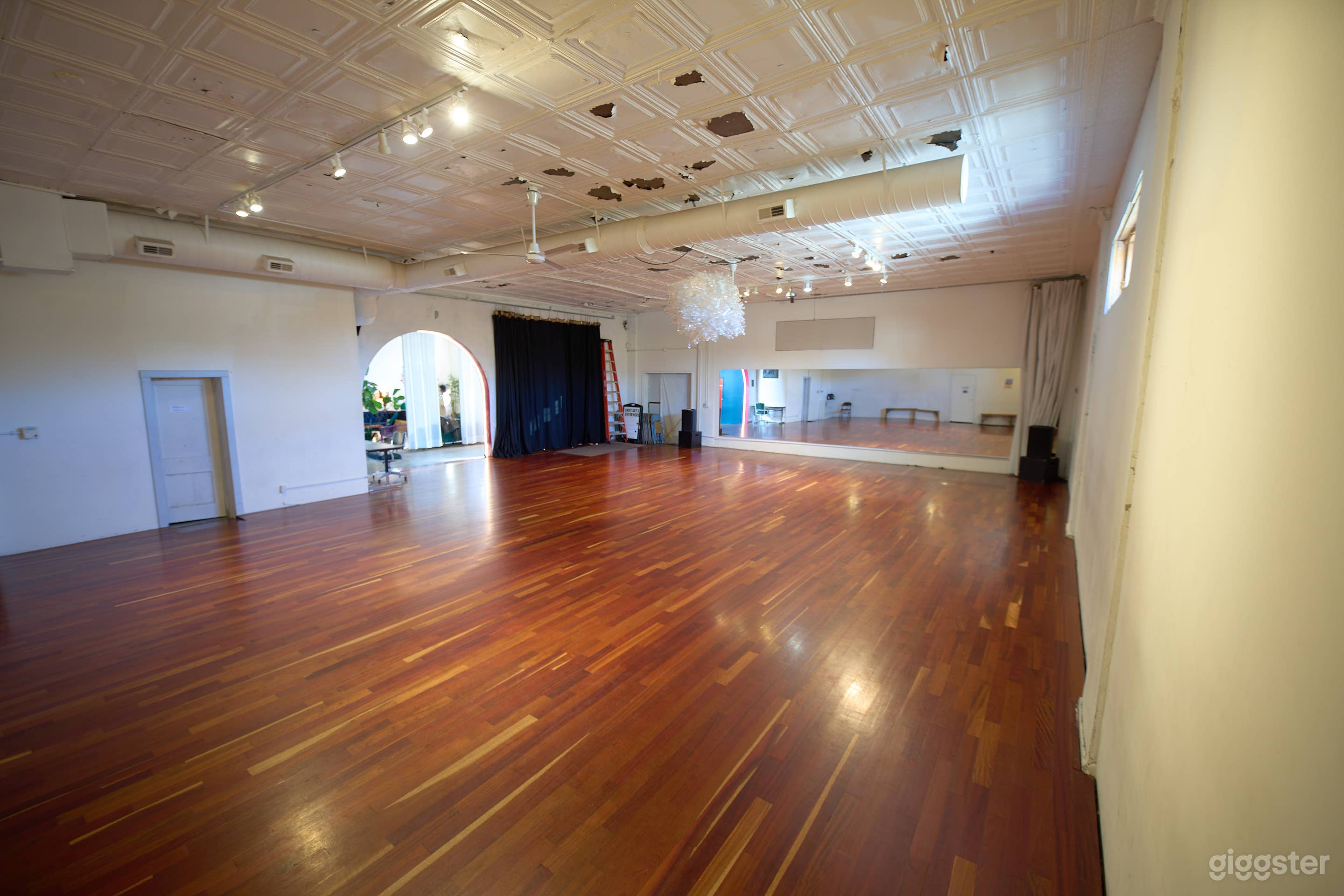 Spacious Studio + Lux Lounge Photo 2