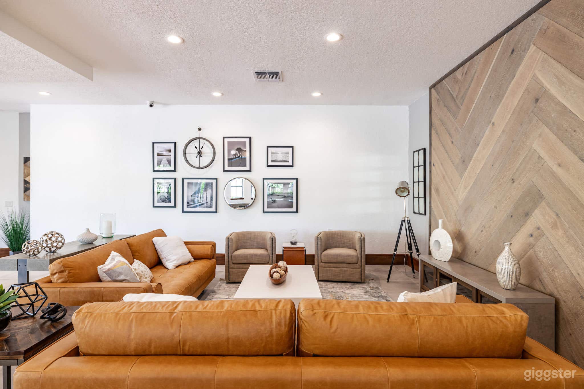 Bright, Spacious Lounge near Clearwater Photo 4