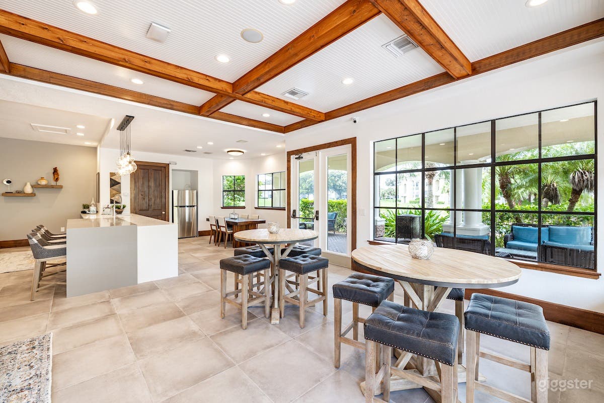 Bright, Spacious Lounge near Clearwater Photo 3