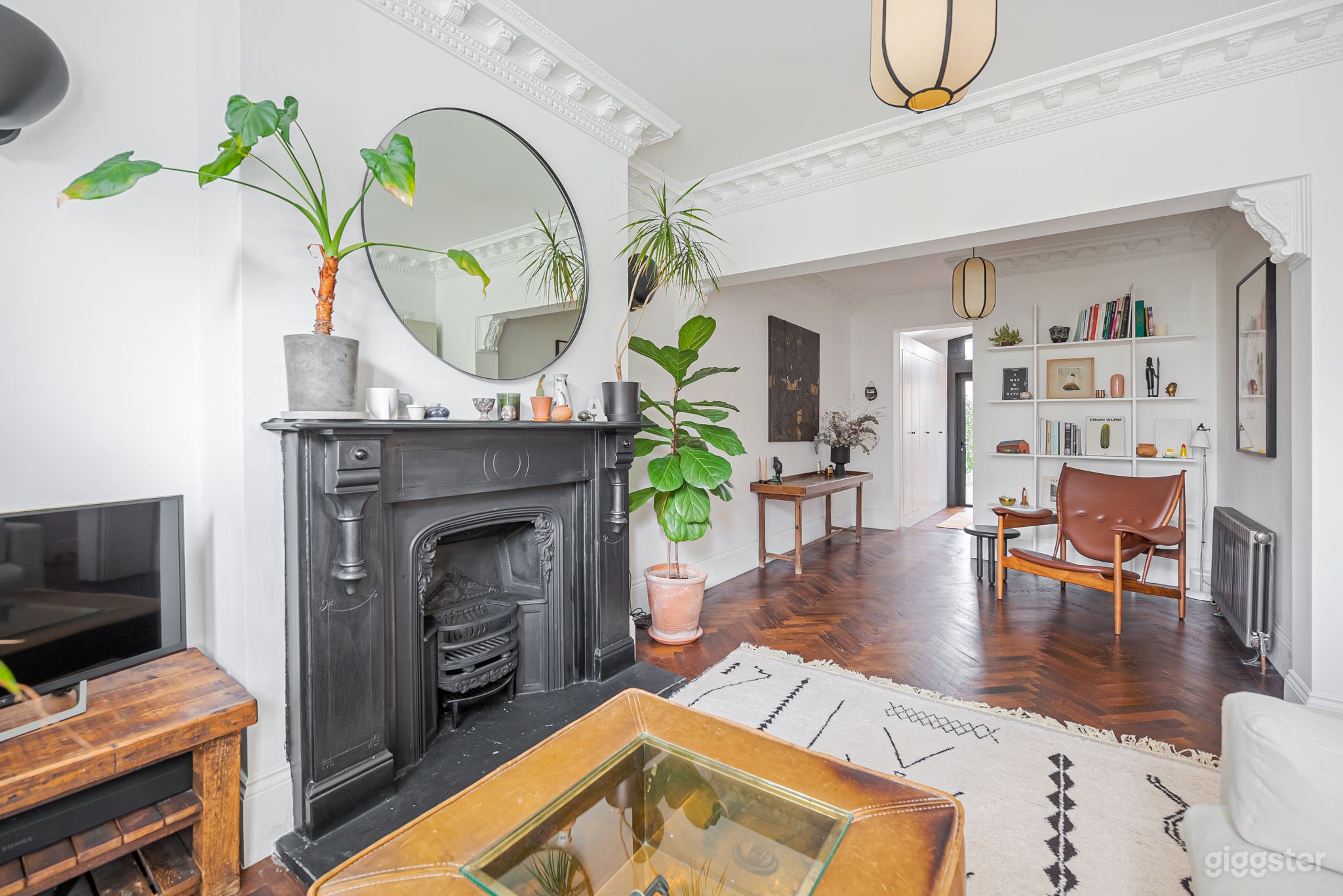 A Mid Century Modern Home With Eclectic Interiors  Photo 3