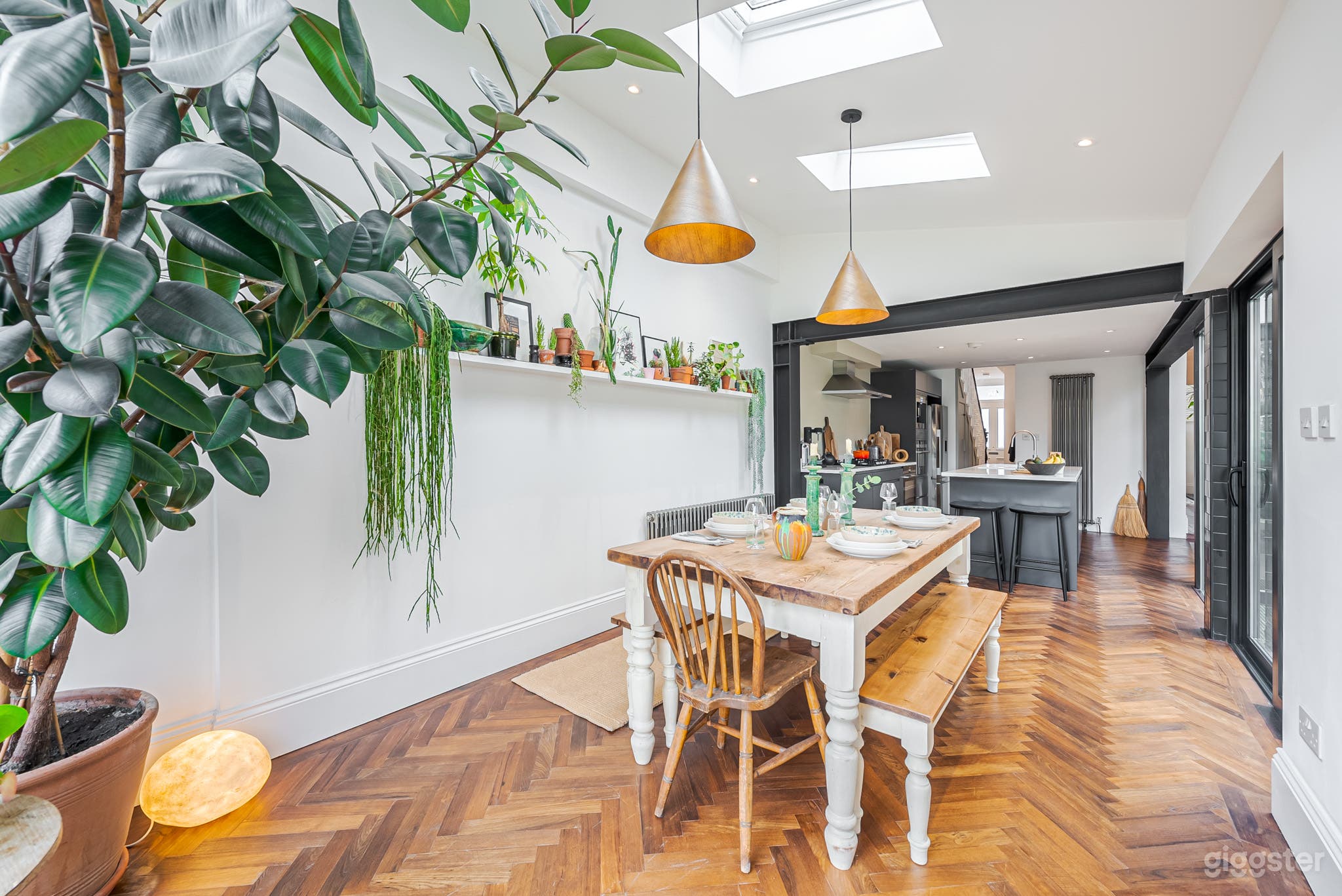 A Mid Century Modern Home With Eclectic Interiors  Photo 4