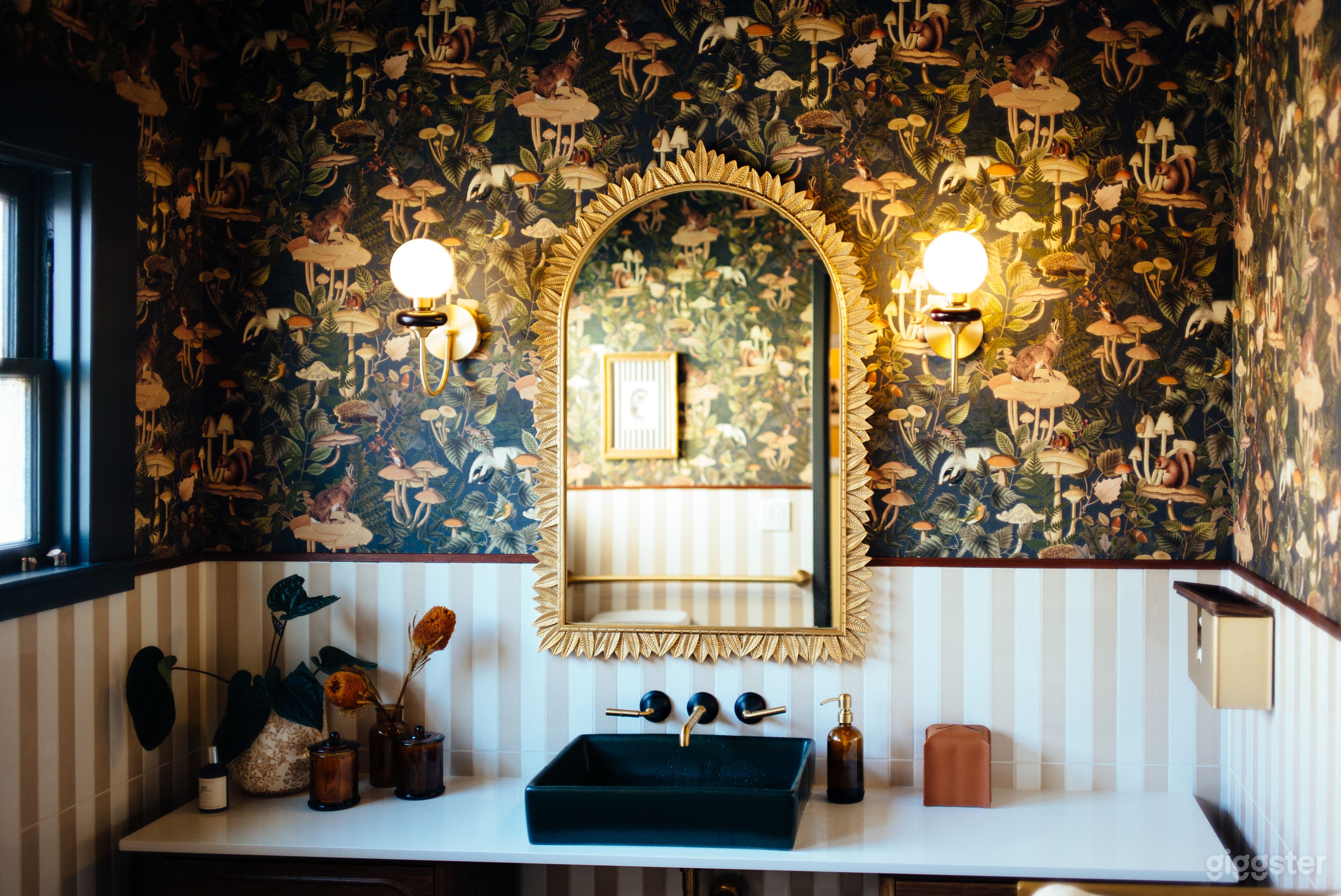 Upscale, mid-century maximalist spacious library + lounge Photo 4