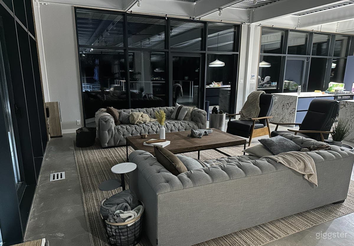 Stunning Industrial Chic Modern Home with 360 Mountain Views Photo 3