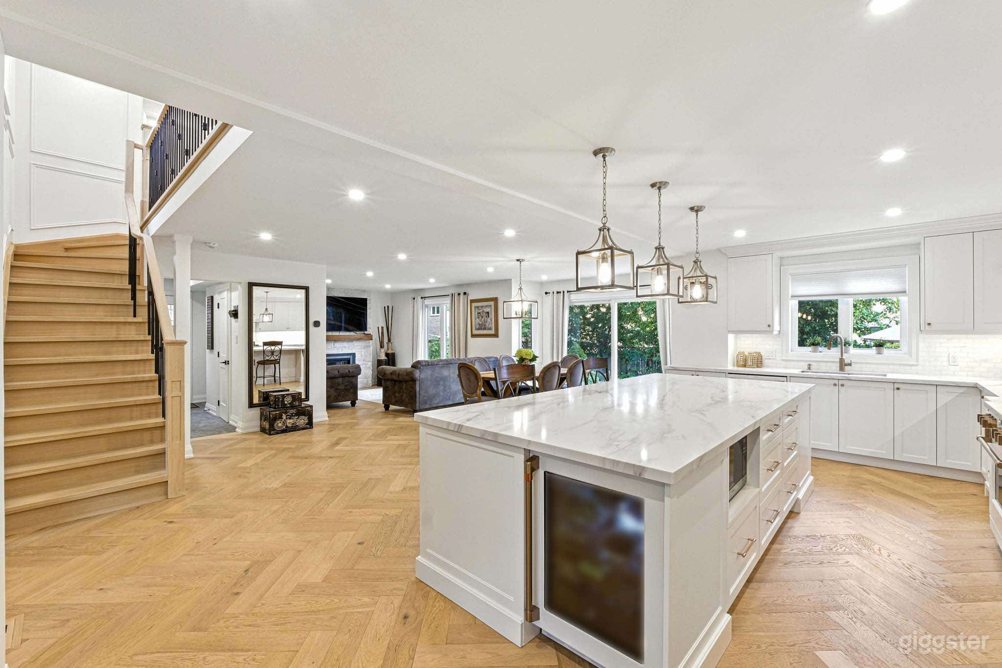 Elegant Light - Filled Contemporary Home Photo 1