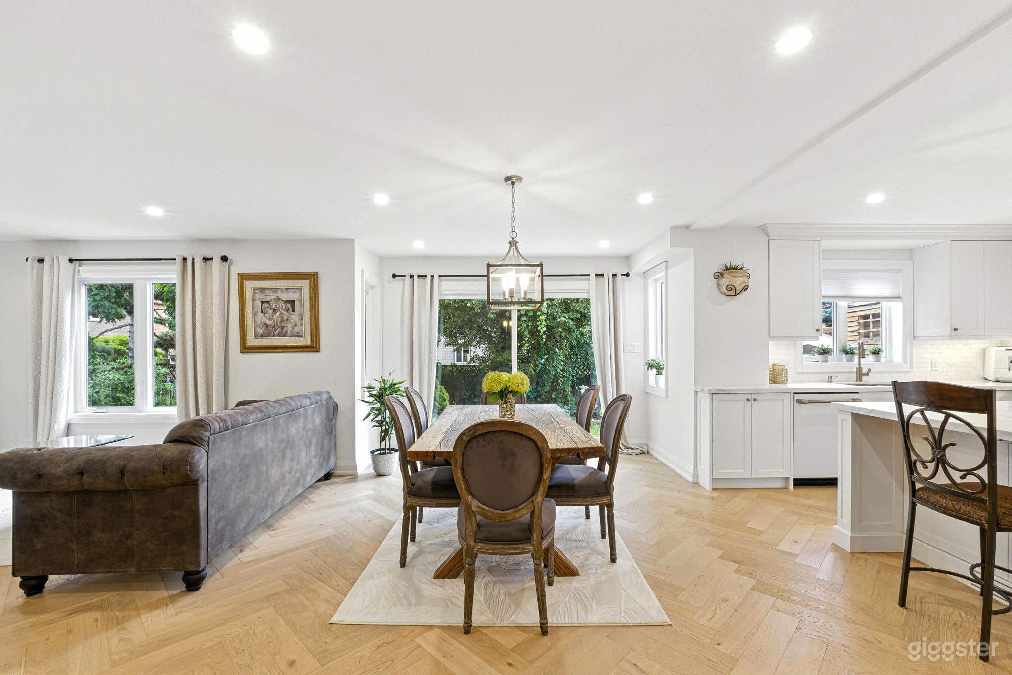 Elegant Light - Filled Contemporary Home Photo 2