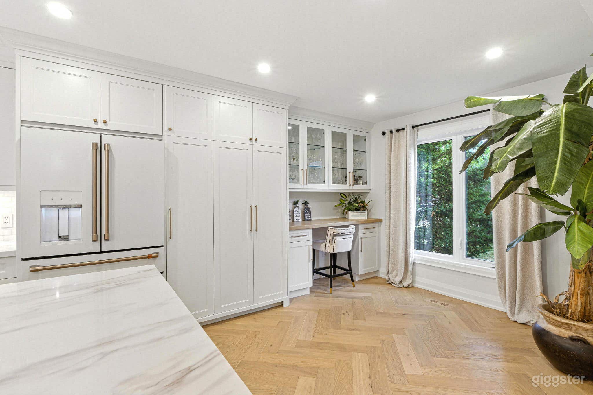 Elegant Light - Filled Contemporary Home Photo 4