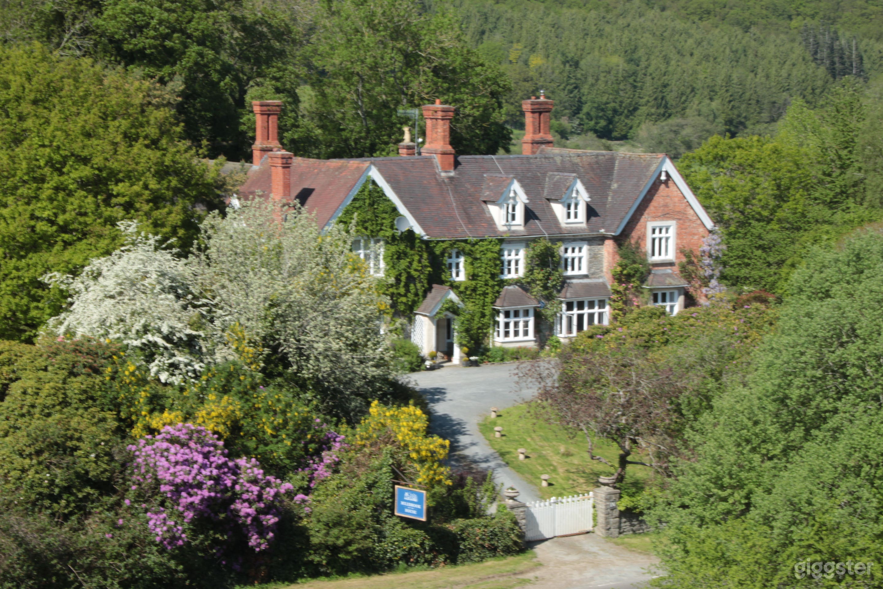 Set in 2.5 acres of lawn, formal gardens and woodland