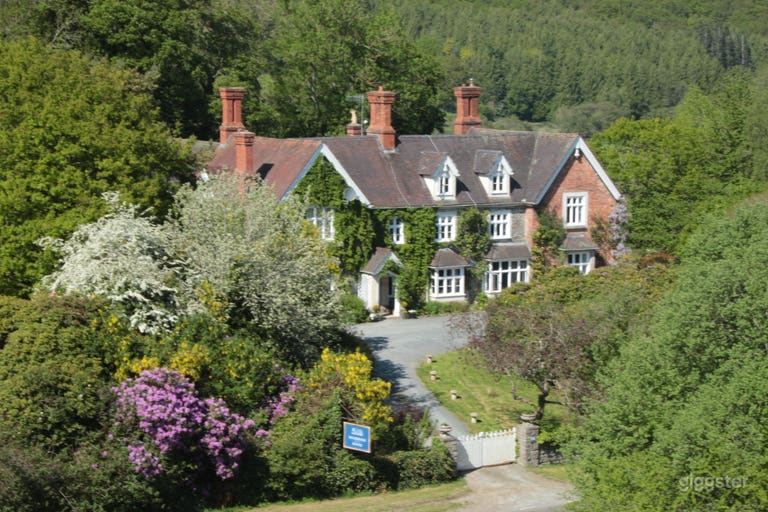  Set in 2.5 acres of lawn, formal gardens and woodland 