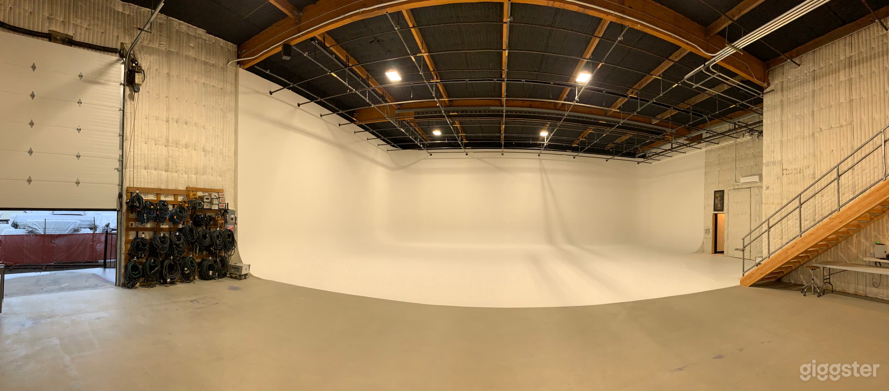 Cyclorama Studio: This spacious studio features a wide, professional-grade cyclorama wall, perfect for photo shoots, film productions, and large-scale creative projects. The studio also includes an overhead lighting grid.