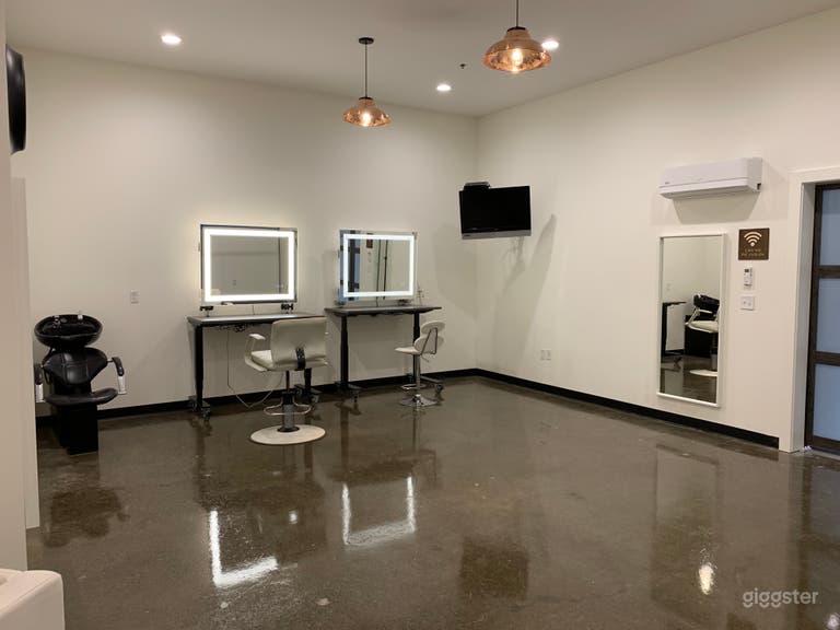  Green Room/Make-Up Room: This comfortable and functional green room is designed for relaxation and preparation before performances. The room offers an ideal space for talent to get ready, featuring two illuminated make-up stations with large mirrors and ad 