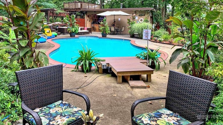  Tropical Pool Retreat with Tiki Bar 