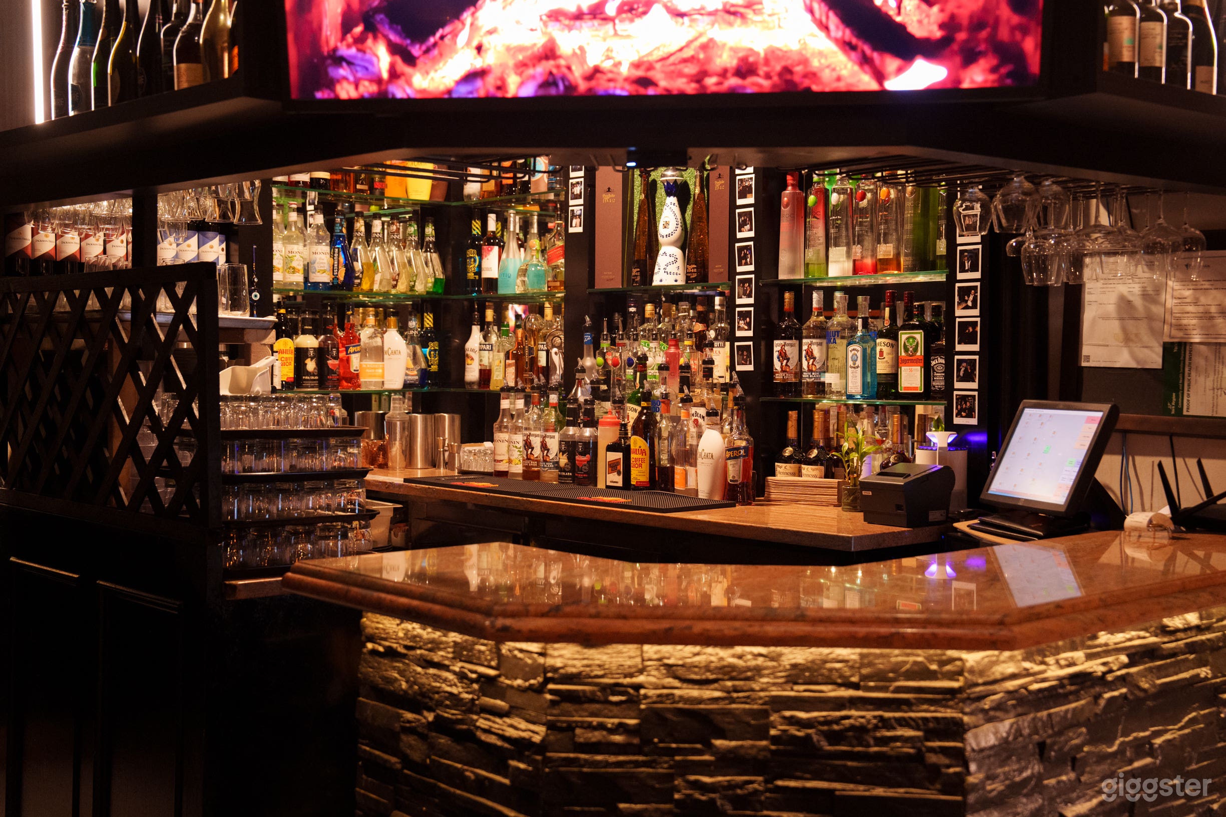 Cozy, Intimate and Instagrammable Bar & Restaurant Photo 4