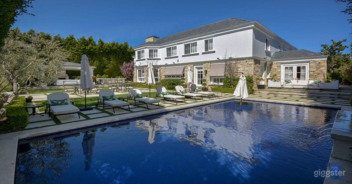 Paradisiacal Blue Pool in Backyard Photo 1