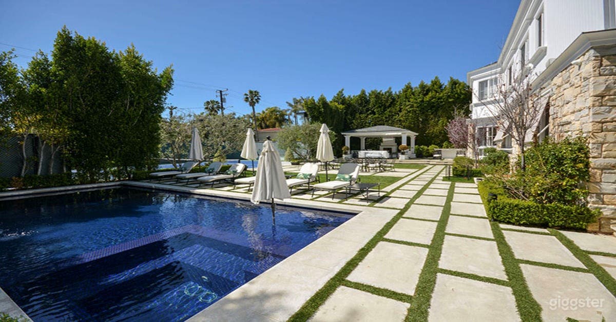 Paradisiacal Blue Pool in Backyard Photo 2