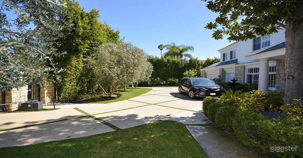 Paradisiacal Blue Pool in Backyard Photo 4