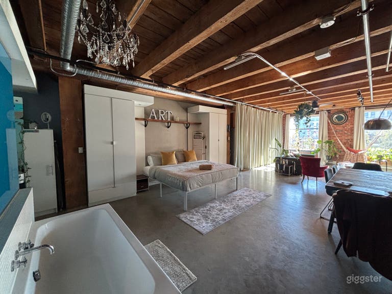  The Soaking Tub: A stunning focal point perfect for luxury lifestyle shoots, wellness content, or a nice bubble bath. Vibrant turquoise tile surround adds bold visual interest.
Bed Setup: King-size bed with neutral linens ideal for morning routine content, 