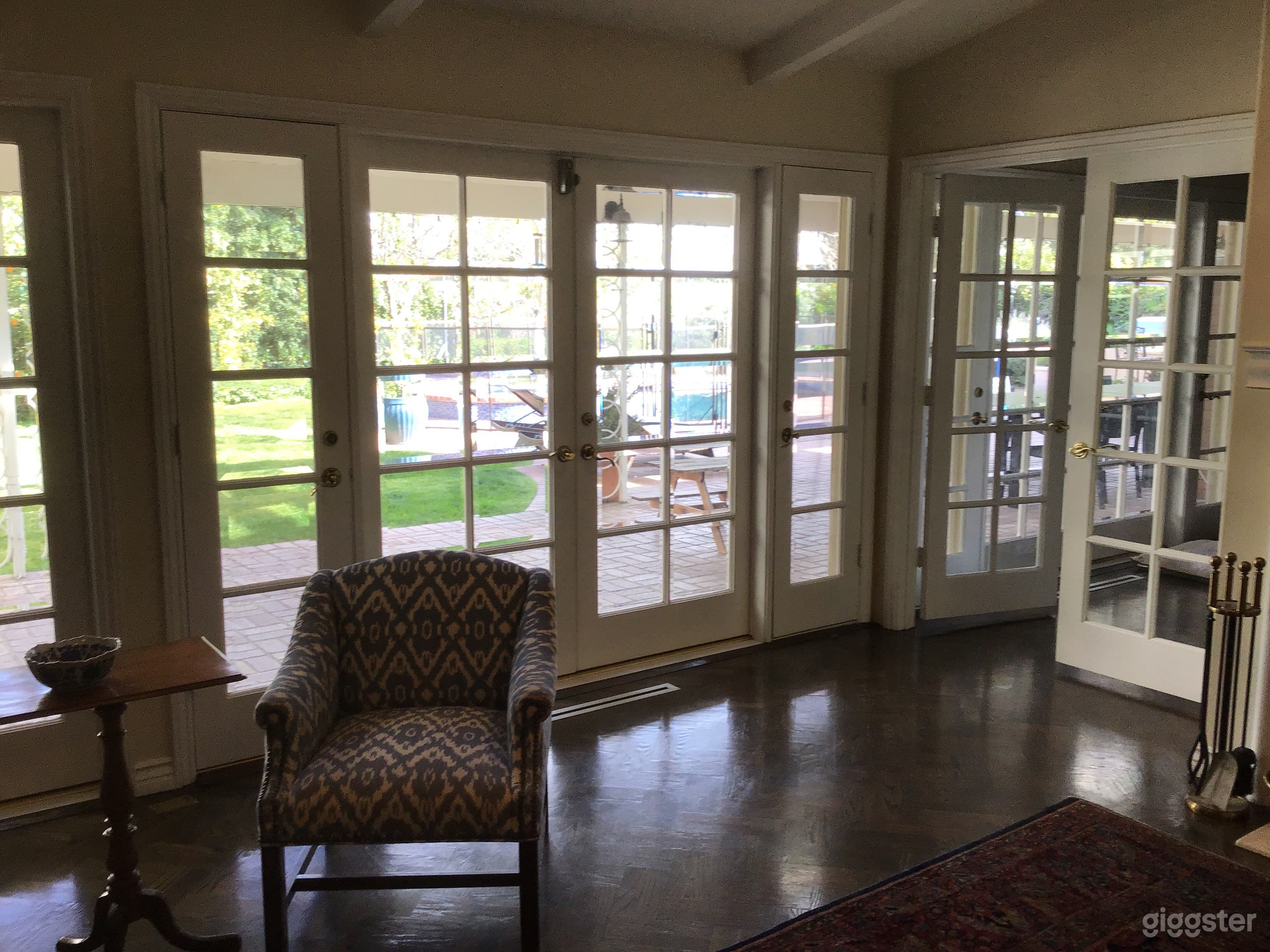 Ranch style home with large circular driveway Photo 4