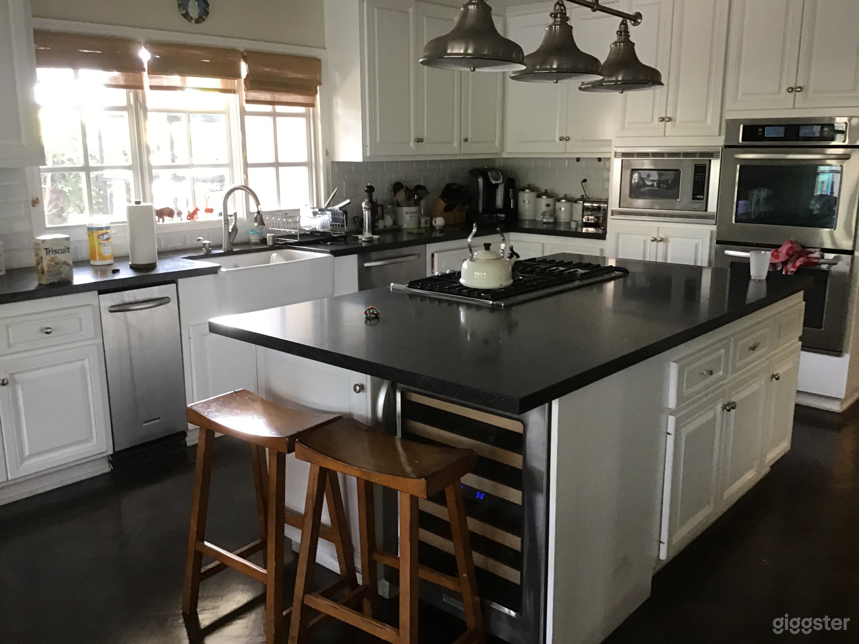 Ranch style home with large circular driveway Photo 1