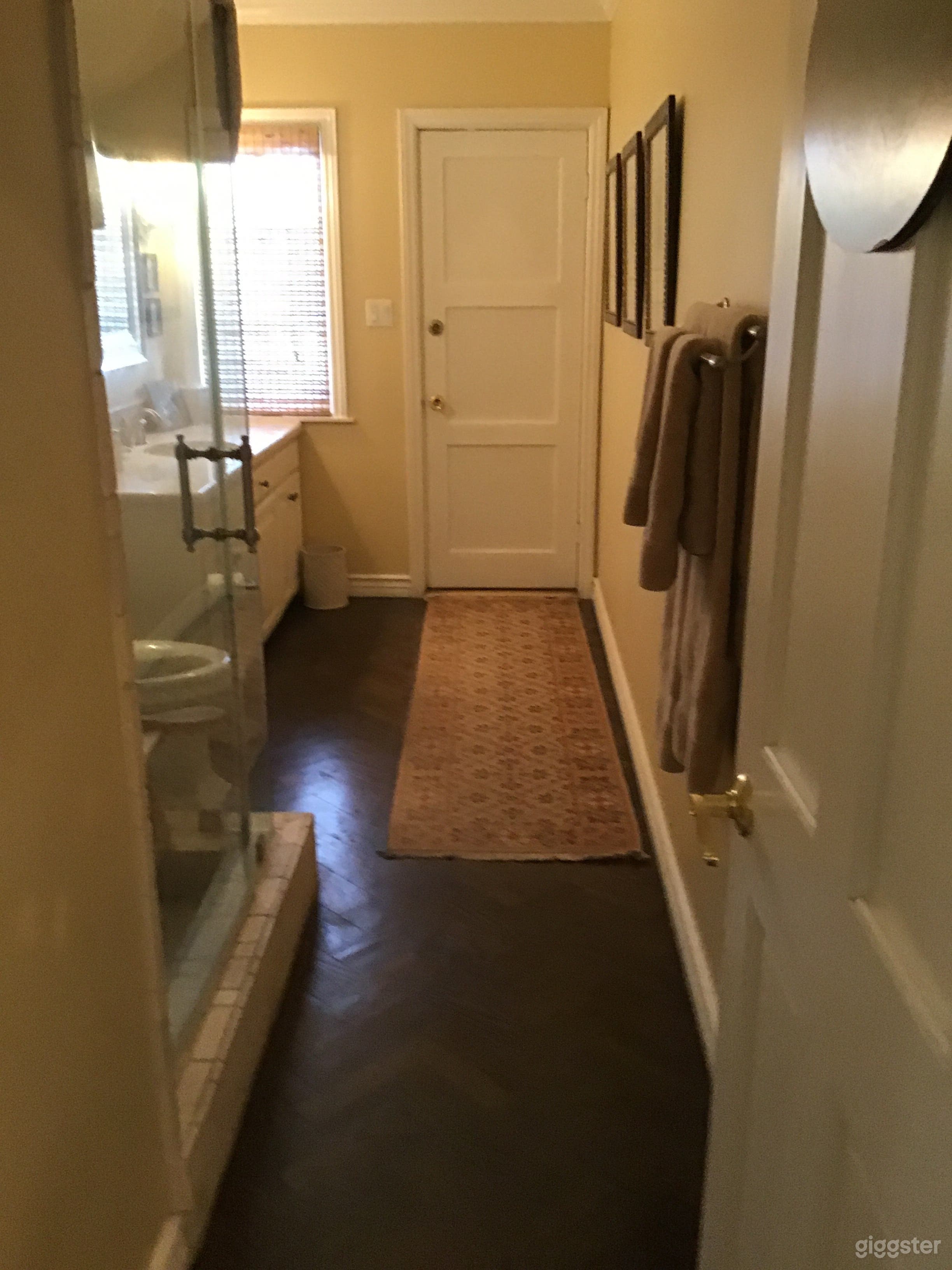 Ranch style home with large circular driveway Photo 2