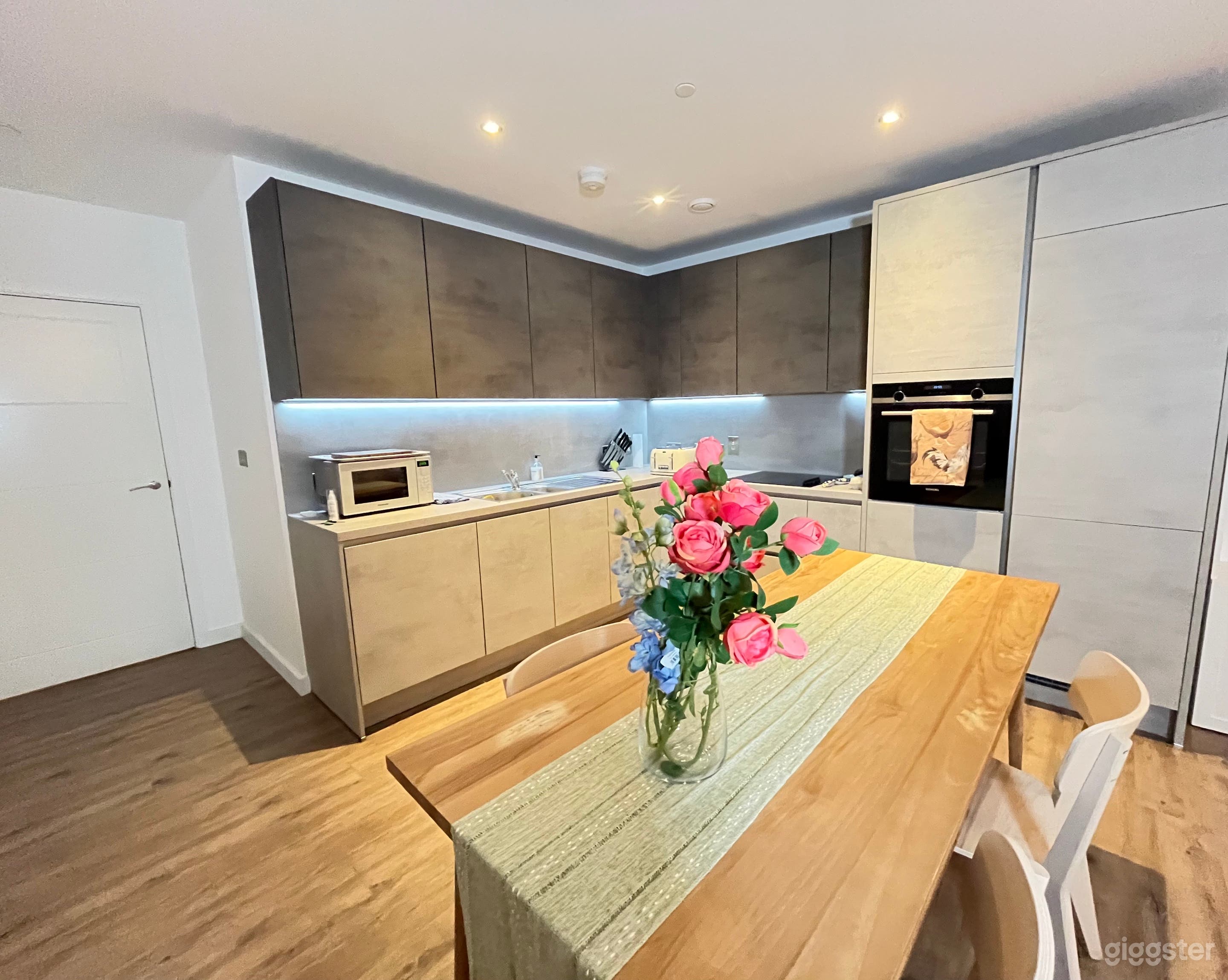 If needed, the kitchen area can also be rented out as a kitchen studio, and the lighting equipment in the music studio can be moved out here for filming and photography