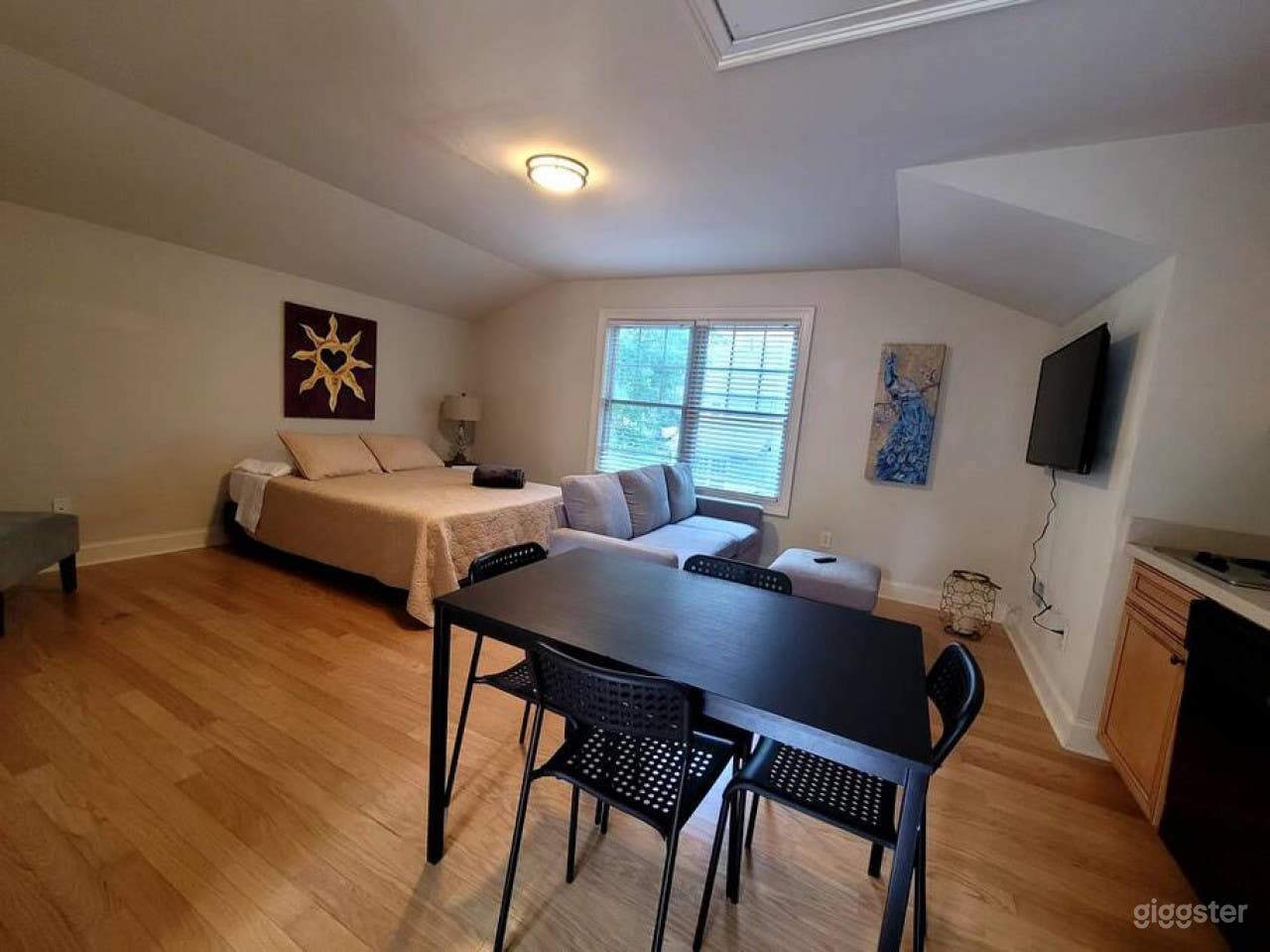 Studio with Private Entrance Photo 3