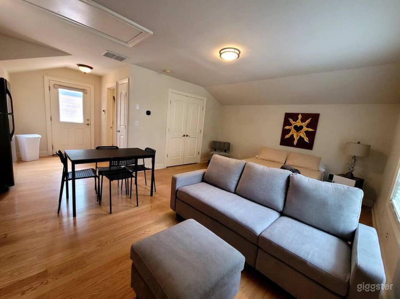 Studio with Private Entrance Photo 1