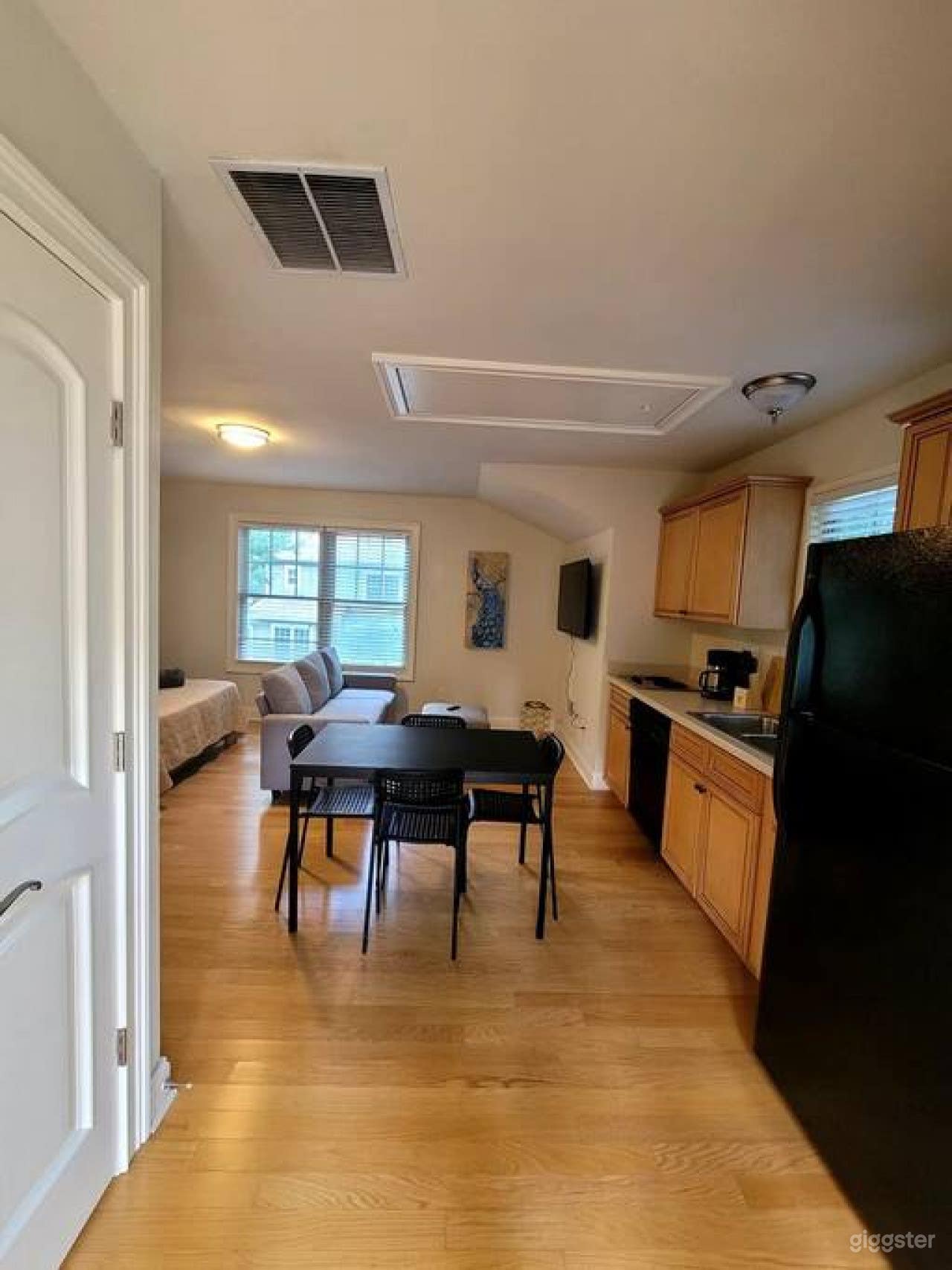 Studio with Private Entrance Photo 2