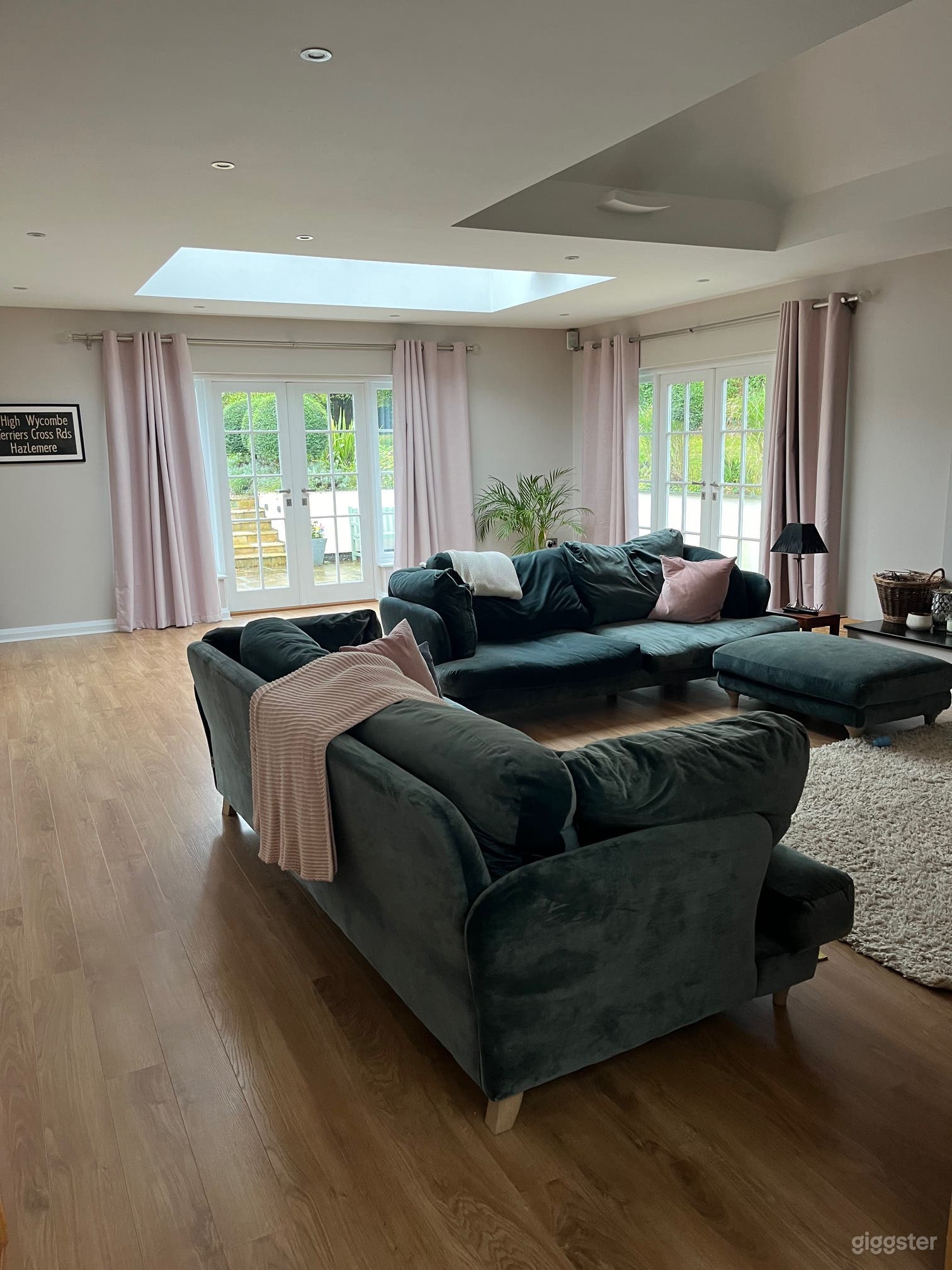 Large family home, with 0.5 acre landscaped garden Photo 3